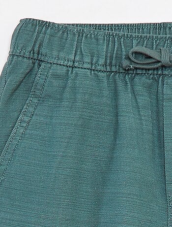 Bermudas lisas de sarga con bolsillos