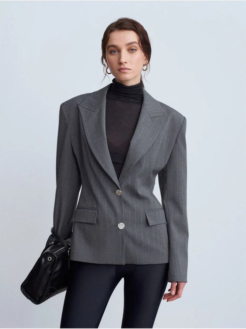 Blazer entallada de crepé con cuello chal dilvin - Kiabi Blazer entallada de crepé con cuello chal dilvin - Kiabi