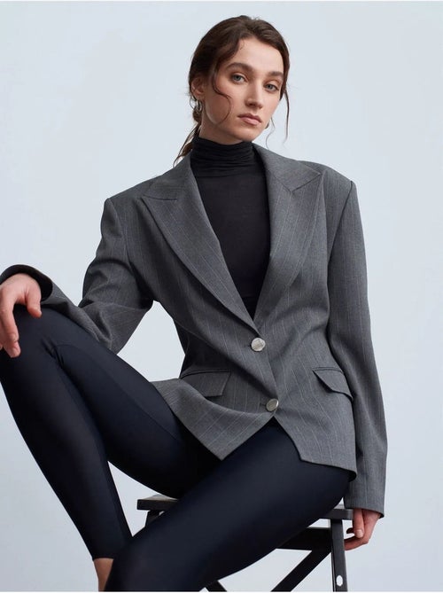Blazer entallada de crepé con cuello chal dilvin - Kiabi Blazer entallada de crepé con cuello chal dilvin - Kiabi