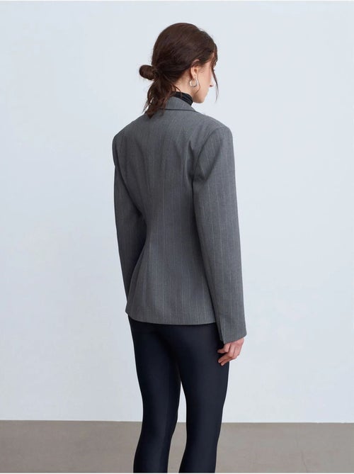 Blazer entallada de crepé con cuello chal dilvin - Kiabi Blazer entallada de crepé con cuello chal dilvin - Kiabi