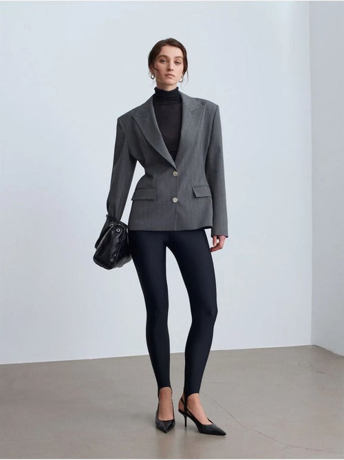 Blazer entallada de crepé con cuello chal dilvin - Kiabi Blazer entallada de crepé con cuello chal dilvin - Kiabi