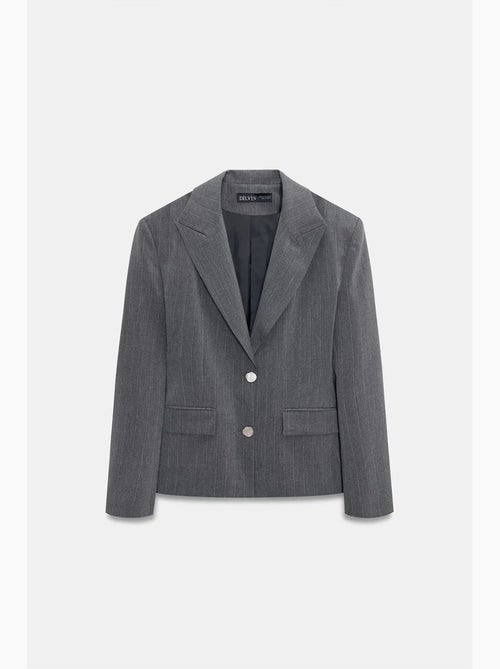Blazer entallada de crepé con cuello chal dilvin - Kiabi Blazer entallada de crepé con cuello chal dilvin - Kiabi