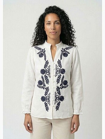 Blusa bordada con botones en la parte delantera y cuello con volantes. - Afibel