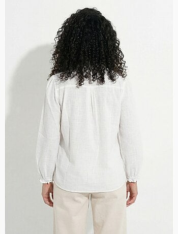 Blusa bordada con botones en la parte delantera y cuello con volantes. - Afibel