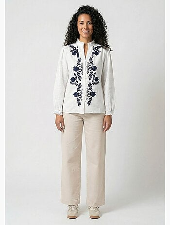 Blusa bordada con botones en la parte delantera y cuello con volantes. - Afibel