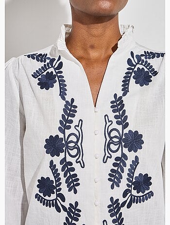 Blusa bordada con botones en la parte delantera y cuello con volantes. - Afibel