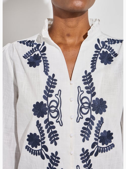 Blusa bordada con botones en la parte delantera y cuello con volantes. - Afibel - Kiabi