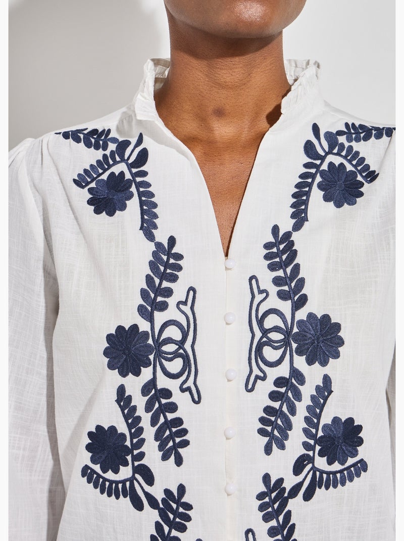 Blusa bordada con botones en la parte delantera y cuello con volantes. - Afibel Blanco/Marino - Kiabi