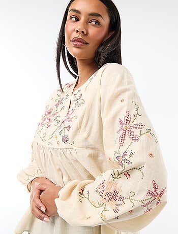 Blusa bordada con flores