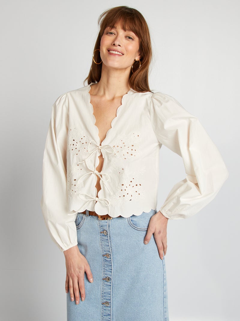 Blusa bordada con lazos BEIGE - Kiabi