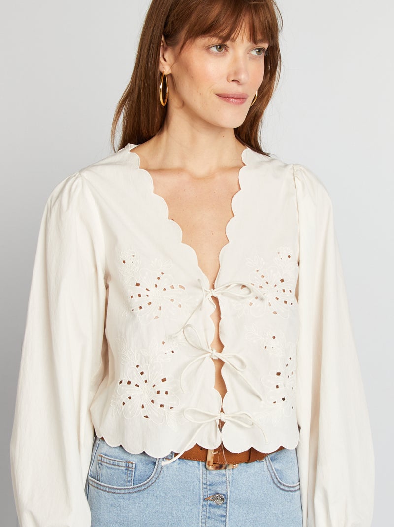 Blusa bordada con lazos BEIGE - Kiabi