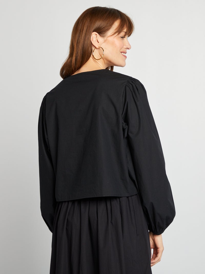 Blusa bordada con lazos negro - Kiabi