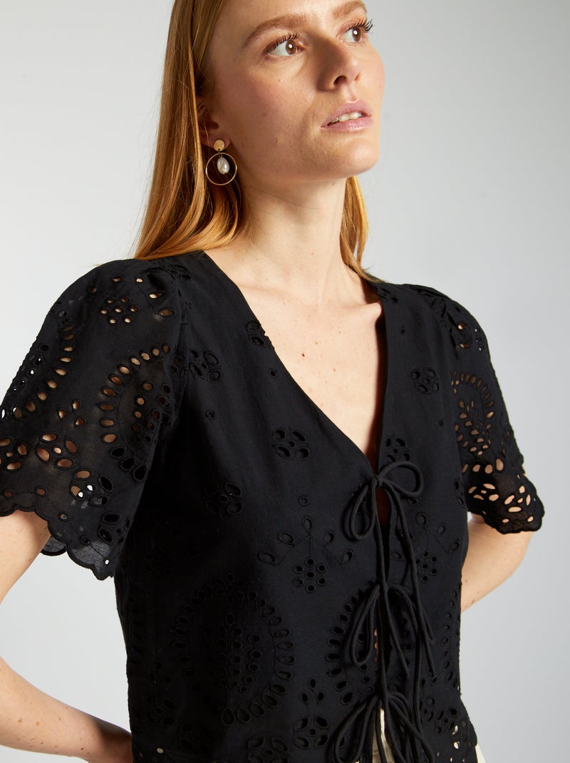 Blusa bordada con lazos por delante negro - Kiabi