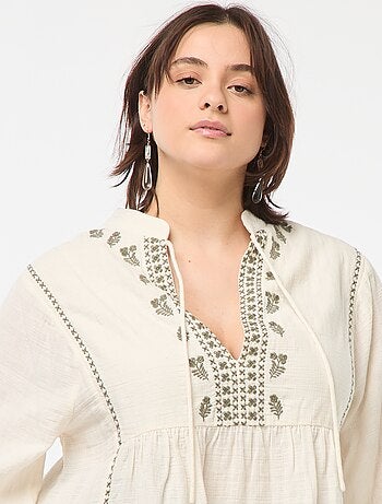 Blusa bordada de manga larga