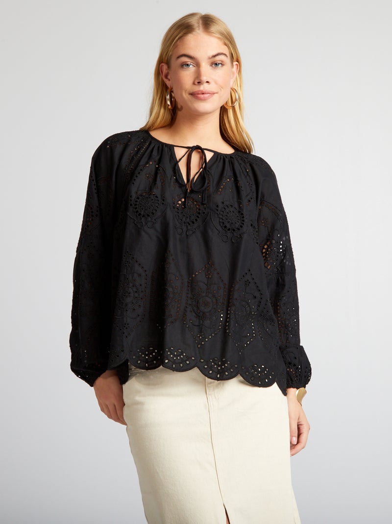 Blusa con bordado y encaje negro - Kiabi