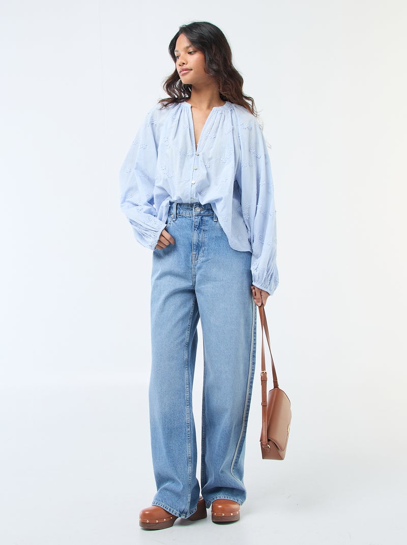 Blusa con bordados de flores Azul - Kiabi
