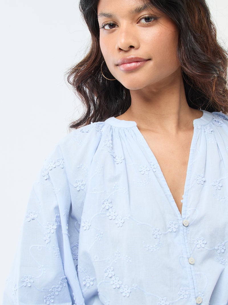 Blusa con bordados de flores Azul - Kiabi