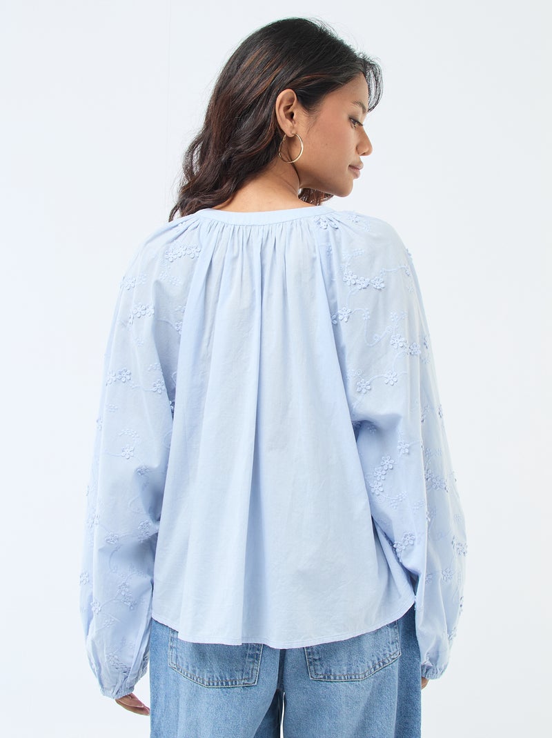 Blusa con bordados de flores Azul - Kiabi