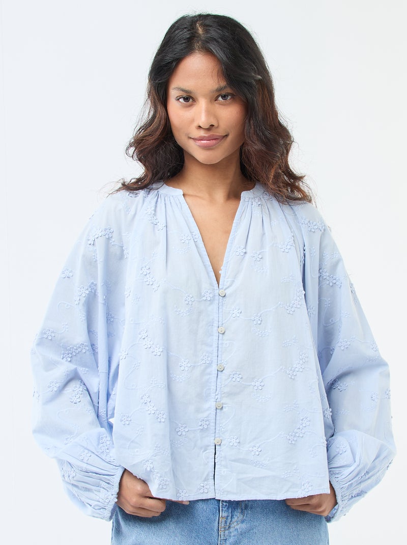 Blusa con bordados de flores Azul - Kiabi