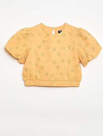 Blusa con bordados de flores y manga corta