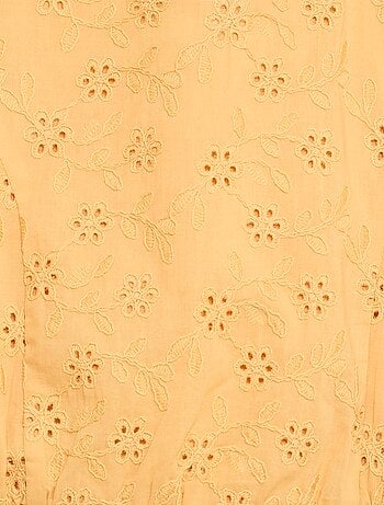 Blusa con bordados de flores y manga corta