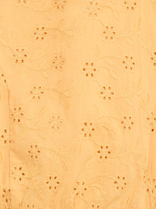 Blusa con bordados de flores y manga corta - Kiabi