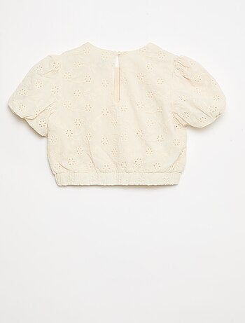 Blusa con bordados de flores y manga corta