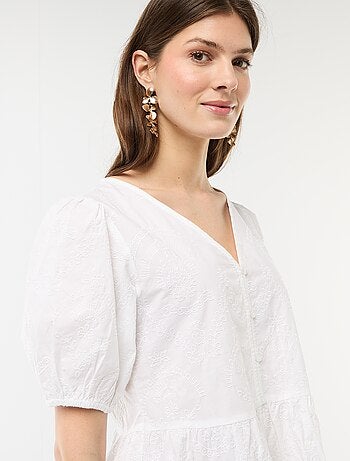 Blusa con bordados y bajo con volante