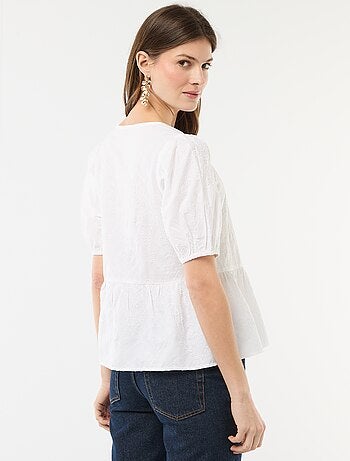 Blusa con bordados y bajo con volante