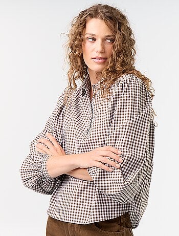 Blusa con cuello abotonado
