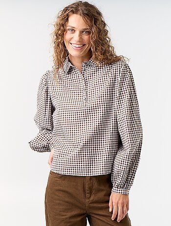 Blusa con cuello abotonado