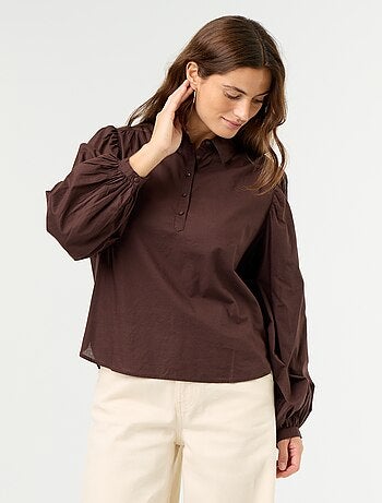 Blusa con cuello abotonado