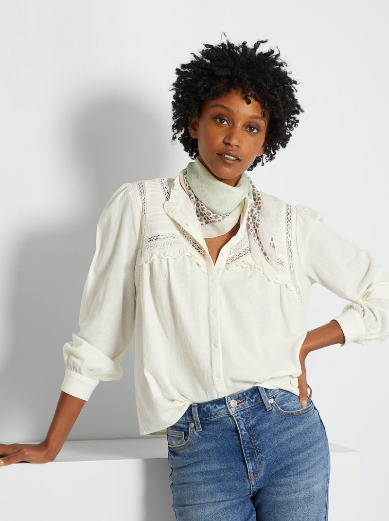 Blusa con cuello alto con detalles de fantasía BLANCO - Kiabi
