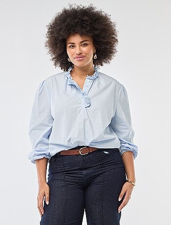 Blusa con cuello alto con volantes