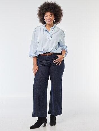 Blusa con cuello alto con volantes