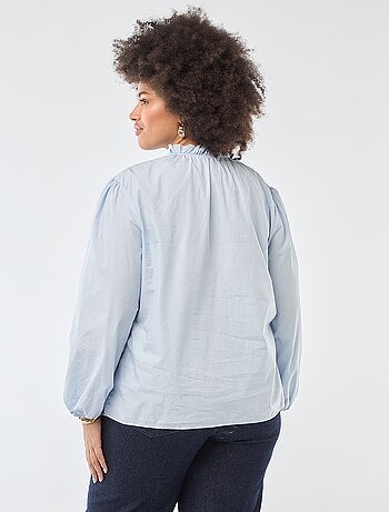 Blusa con cuello alto con volantes