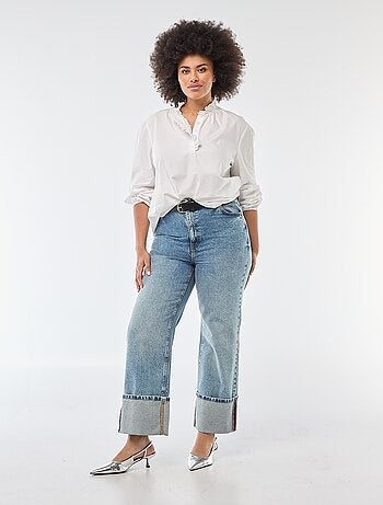 Blusa con cuello alto con volantes