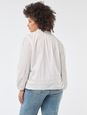 Blusa con cuello alto con volantes