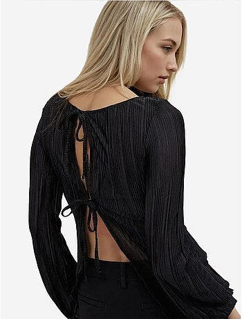 Blusa con cuello barco y tiras con lazo en la espalda