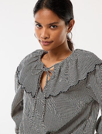 Blusa con cuello bebé amplio