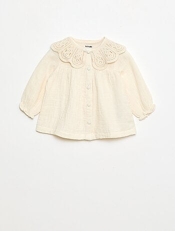 Blusa con cuello de crochet en gasa de algodón lisa