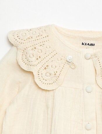 Blusa con cuello de crochet en gasa de algodón lisa