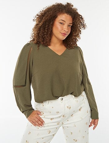 Blusa con cuello de pico con detalles de encaje en las mangas
