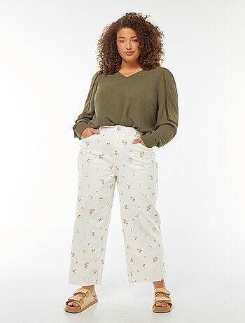 Blusa con cuello de pico con detalles de encaje en las mangas