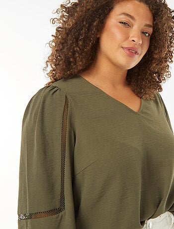 Blusa con cuello de pico con detalles de encaje en las mangas
