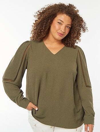Blusa con cuello de pico con detalles de encaje en las mangas