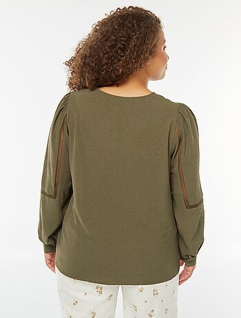 Blusa con cuello de pico con detalles de encaje en las mangas