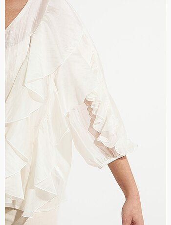 Blusa con cuello en V, botones al frente y volantes - AFIBEL