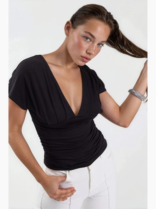 Blusa con cuello en v y detalle de lazo busem - Kiabi Blusa con cuello en v y detalle de lazo busem - Kiabi
