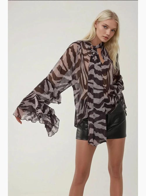 Blusa con detalle de volante y estampado de cebra hiccup - Kiabi Blusa con detalle de volante y estampado de cebra hiccup - Kiabi